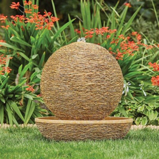 La Hacienda - Cotswold Sun Water Feature - Glassfibre Reinfornced Concrete (grc) - L71 x W71 x H77 cm - Cream